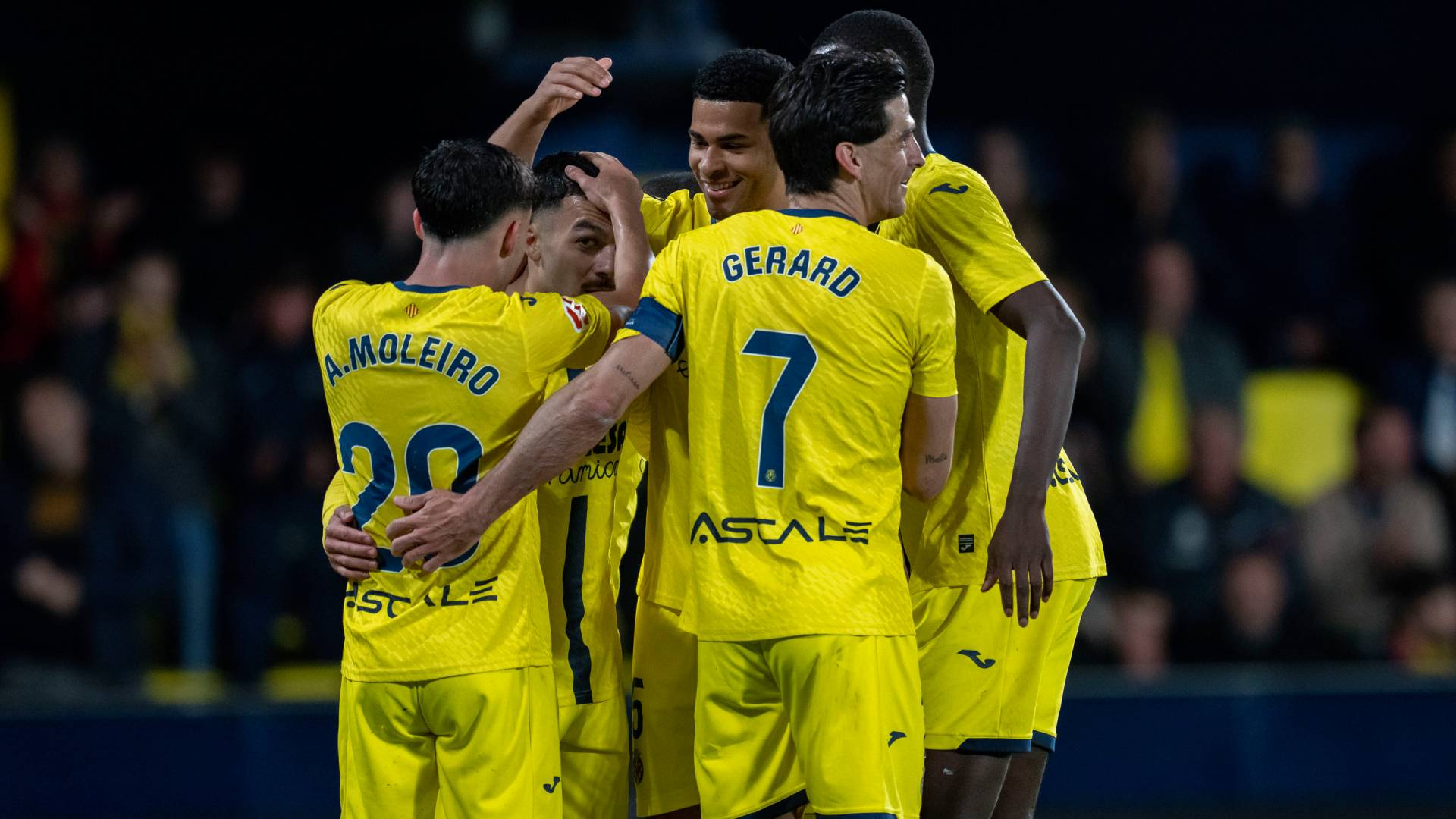 Gerard Moreno celebrando con sus compañeros del Villarreal CF